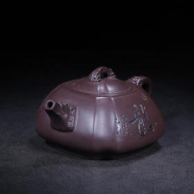 名人紫砂壶
底款：金鼎商标
盖款：冯桂林
尺寸：15/7cm
容量：300cc
紫砂分类：原矿紫泥
底款介绍： 金鼎商标——即民国时期吴德盛紫砂陶器行（亦称公司或店），为吴汉文于民国五年（ 1916 年）所设。