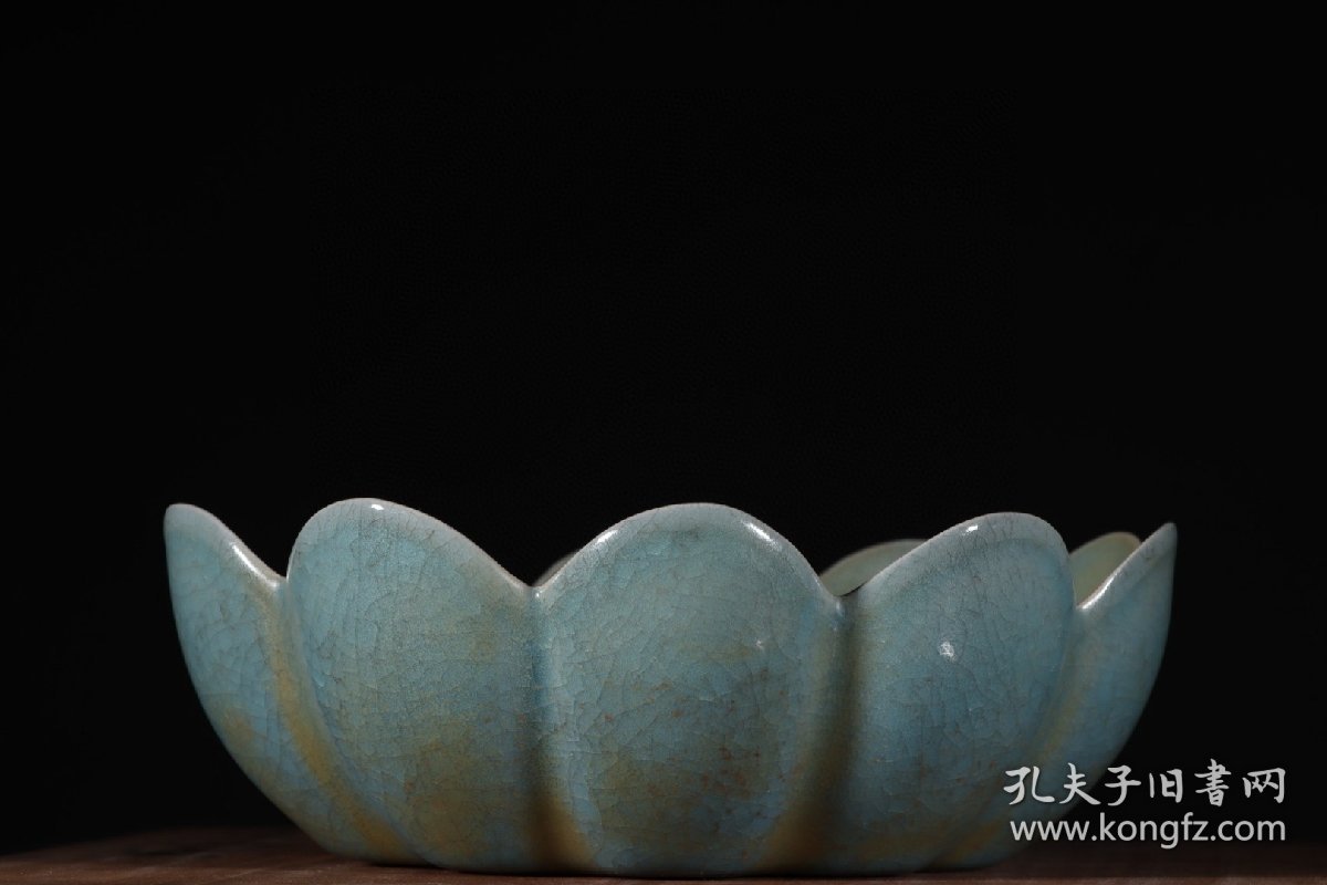 旧藏宋代汝窑天青釉冰裂纹莲瓣碗