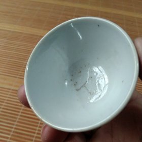 晚清民国民窑青白釉手绘青花蓝边小茶杯，这七个是一起的，内底都刻了一个“人”字，除了一个有冲线别的都保存完好无冲无磕，口径6.2公分左右。