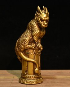 旧藏精铜铸造，铜鎏金，镶宝石，龙柱摆件，招财吸水兽雕像 尺寸: 高 25厘米 长 11厘米 厚 8厘米 重量 2.7斤 精铜铸造，胎体厚重，色泽雅致，形制端正，五官清秀，神态端详，面相圆润丰满，敦厚温和，居家供奉、文案摆放首选珍品，极具艺术性和收藏价值。