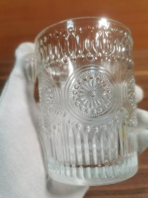 精美玻璃杯一只，日本购回，全新未使用品，带有原装纸盒子，口径7.5高度9.8厘米，刻花精美，看好拍，不讲价不退换。