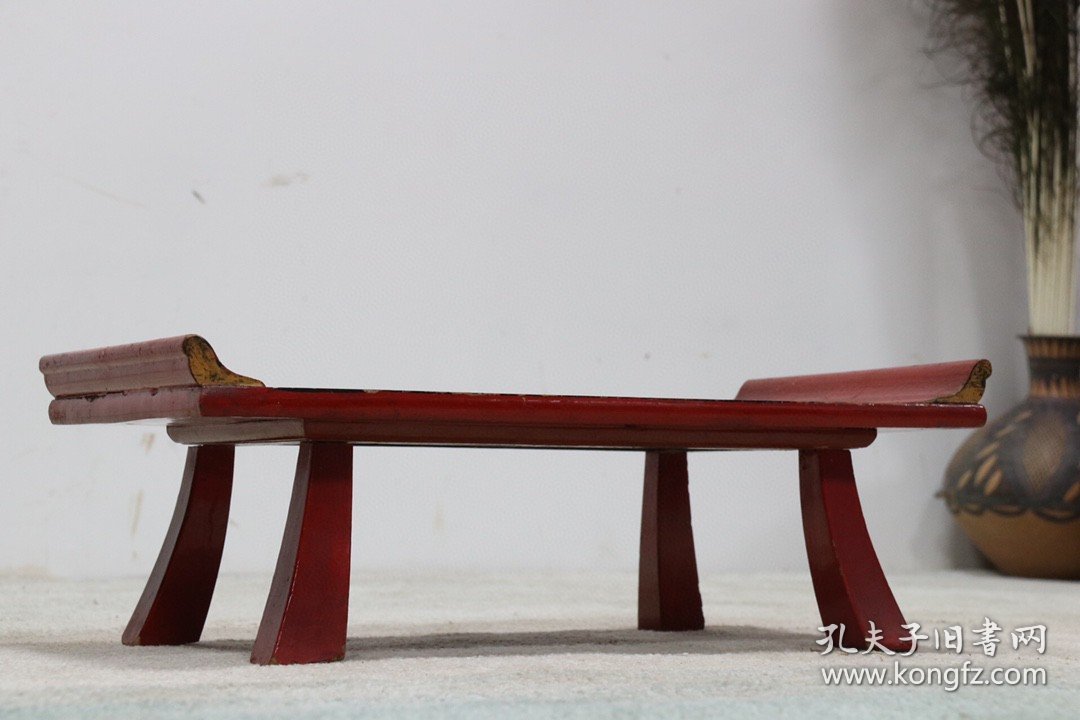 楠木朱红漆文房几，做工精致简洁，面板部分漆皮脱落，年代感十足，牢固无松动，尺寸如图