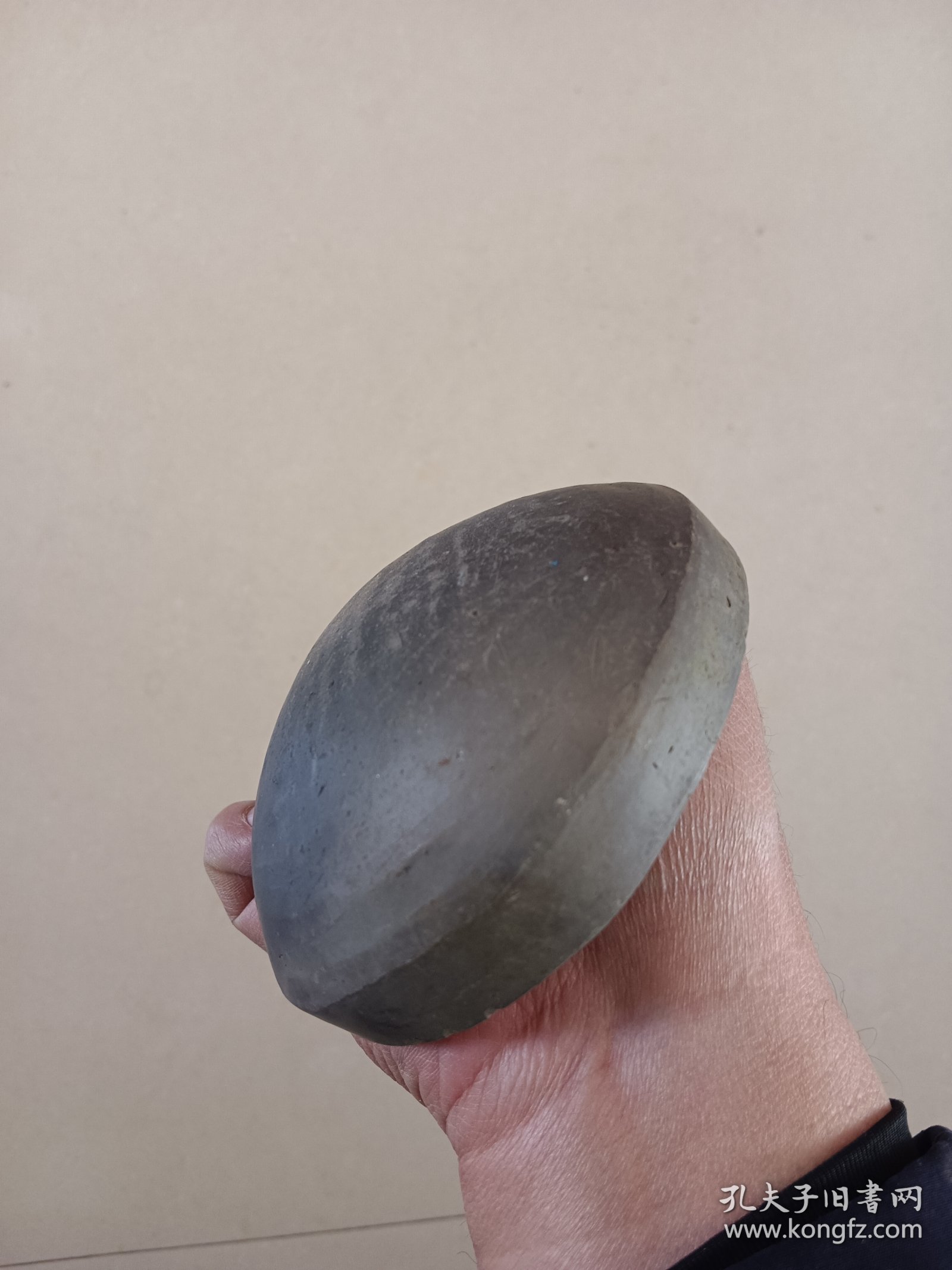 老陶制桃型面模子 边沿小磕皮 中心花蕊有两处小凸出尖缺损见图九红圈为缺失蓝圈为完整