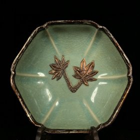 宋汝窑包口嵌银葵口洗，高5直径16cm，