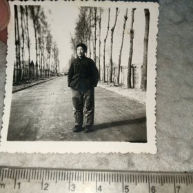 老照片206——70年代单人照片（裤子补丁明显）