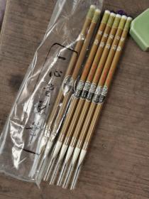 奈良名笔一心堂兼毫小楷毛笔“砚海”，出锋2.7，直径0.7。笔尖性能好，聚锋好，适合用笔尖写小楷，小行书。不适合铺开笔峰写大字。80年代的保存品，品相很好。