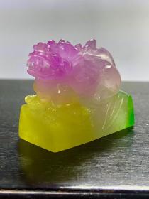 高冰高荧光翡翠多彩印章，选料上乘，冰透水润，立体雕刻，成色漂亮，油润包浆，摆放端正大气，完整全品。Y25