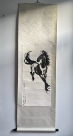 80年代荣宝斋出版，【木版水印作品“徐悲鸿墨马缩本”一幅38.5x82】原装原裱立轴！满黄斑！