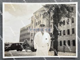 【上海史料】1941年 上海府西外路日军“上海陆军病院”内疗养的第15师团军医部担架队长小高四郎军医中尉在医院大楼前留影照一枚（大楼前停有医院救护车。上海市立医院旧址位于今长海路174号，建成于1937年，是国民政府“大上海计划”建造的配套工程，上海沦陷后被日军占为“上海陆军病院”，抗战胜利后成为国民党军队的陆军联勤总医院，今为二军大附属长海医院使用。）