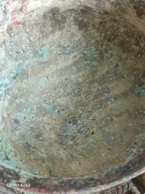 春秋战国时期青铜香炉一个，锈迹入骨，老化明显，钙化深邃，品相完整，成色如图。