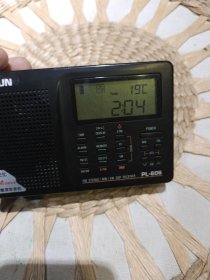 【便携式收音机】TECSUN PL606收音机 德生PL606高灵敏度收音机一台 德生通用电气制造有限公司【机器安装上电池按下POWER开关机可以正常收听广播，声音洪亮，按键灵敏，因为没有说明书，其他功能没有试机，仅试了收听广播功能】【外表正常使用轻微磨损划痕，图片为实拍，品相以图片为准】长度12.5cm宽度8cm厚度2.3cm机身编号39820170700245