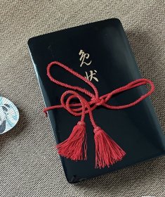 稀少品！日本著名棋手吴清源大师的师兄“不死鸟”桥本宇太郎大师签名的围棋二段免状！收藏点：1、桥本大师亲笔签名、钤印2、关西棋院的免状数量不多3、有精美木漆盒作为收纳盒并内有桐木保护盒，共计双层盒非常少见4、该免状为二段免状价格明显高于初段（内有免状制作费明细、这明显也极为少见）！5、该免状为1976年填写距今已47年！实物非常漂亮，收藏佳品！