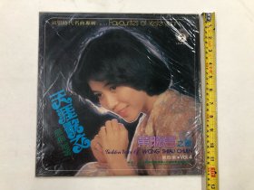 1978年丽风唱片公司出品 黄晓君之歌 第四集 天涯歌女 等 黑胶唱片尺寸;30*30 cm (注:该黑胶唱片目测见到有轻微划花痕迹) 定为8品，本店所售黑胶唱片只接受用快递发货