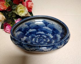 日本昭和早期，古染付牡丹纹钵。纯手工制作，青花牡丹花纹优美生动，自然开片细腻丰富。老物件，全品无磕无冲。有岁月的痕迹，介意勿拍。长17.5厘米，宽17厘米，高6.5厘米。