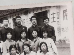 60年代十几个帅哥美女佩戴毛主席像章合影照片1.“敬祝毛主席……”2.“无线忠于伟大领袖毛主席”3.“……革命委员会”4.小小一间房标语无数