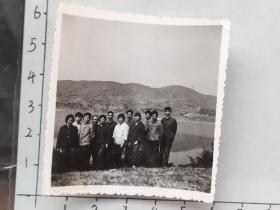 50-60年代一家人昆明滇池草海边合影照片(对面是西山)(邹位相册，邹位约1961年毕业于昆工附中，之后就读于昆明工学院)