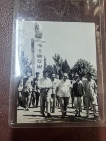 陈毅副总理于1958年9月27日山西省榆次经纬纺织厂视察工作。裁剪使用后6.5X8.1文字说明用铅笔书写，照片编号50