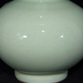 清康熙老底单色釉喜鹊登梅纹天球瓶