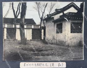 【上海旧影】1932年 “一二八”淞沪抗战时期上海真茹的古典民居建筑 原版老照片一枚（1932年1月28日夜，日军突袭闸北，发动“一·二八”事变。驻守上海的国民党十九路军奋起抵抗。1月28日深夜，十九路军总指挥蒋光鼐、军长蔡廷锴深夜步行到真如，在范庄设立临时指挥部指挥抗战，至3月1日晚退出真如防区。3月2日，日寇铁蹄践踏真如，镇及四乡百姓惨遭灾难。至5月5日《淞沪停战协定》签定后日军才撤离真如。）