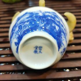 【小雅品茗杯】景德镇茶器三大名窑“之一”！器型精致，画工细腻，青花鲜艳翠丽，釉水温润如玉，品相完美！“小雅”二字源出诗经，《小雅》篇有待客之道的含义，小雅瓷器精于从小器着手，赋雅于小，容器于好！小雅主要以茶具、文房为主，是公认的小件之王。工艺考究，选景德镇陶土，高档原矿青花钴料，从泥巴，拉坯，利坯，绘画，上釉等等都是全手工制作。每一款小雅作品，画工细腻，精致，构图一流，仿古而不复古，极具艺术价值