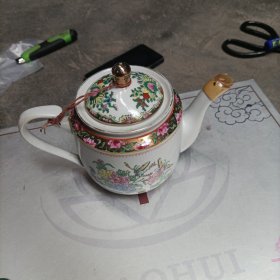 金尚彩瓷茶壶一个