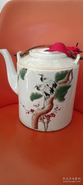 手绘粉彩松鹤大提梁壶，口径11cm，底径18cm，高22.5cm，壶盖有小磕，壶嘴边缘有小飞皮。