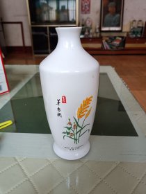 台湾老酒瓶一个，茅台酒瓶一个，全品