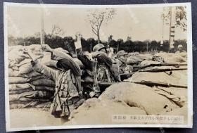 抗战时期 日军丑化中国军人宣传照 “中国军人投掷手榴弹时的业余姿态” 银盐老照片一枚