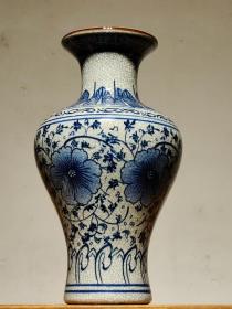 开片青花瓶：发色纯正，器型精美，全品无磕。

尺寸：高30.5厘米 口径11厘米。