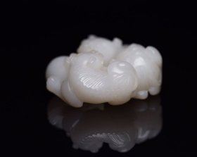 和田玉狮子滚绣球 规格:5.5×5.5×3.4厘米，重量:91克 白度可见，包浆油润，玉质细腻，雕工精湛，整体线条流畅，细节处理到位，皮壳一流！