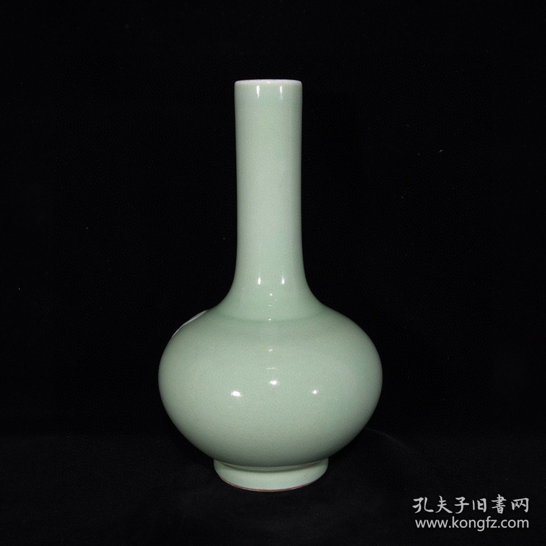 清康熙老底单色釉喜鹊登梅纹天球瓶