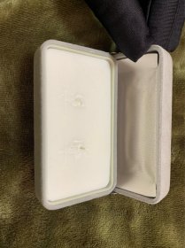 【海外回流  vintage中古】回流中古首饰盒   小年份  很实用  细节可见，仔细看好图片，有瑕疵，介意勿拍，谨慎下单！出售不退！尺寸如图！偏远地区邮费联系客服另算！