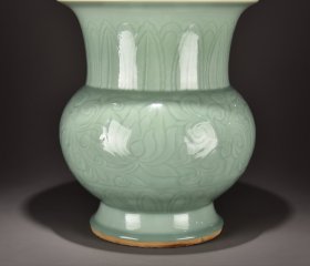 旧藏明代龙泉窑梅子青釉雕刻花卉纹渣斗！ 尺寸高31宽27