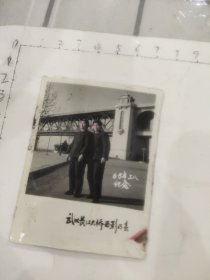 两美女警察武汉长江大桥三八纪念（棉衣）
