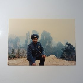 老照片-八十年代工商管理干部在张家界景区留影 穿制服（1）