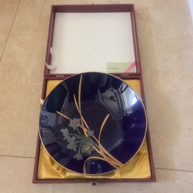 日本购回：日本御用瓷，皇家御用香兰社，金标帝王蓝水仙花大钵，大赏盘，香蘭社 香兰社 香兰东社 帝王蓝 水仙花纹样 斗笠盘 大盘 大皿口沿描金，釉面闪亮，极尽奢华，非常漂亮，全新未使用有原盒和陶历。直径27.5*高6㎝。收藏自用馈赠佳品