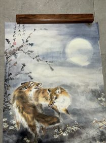 苏州籍著名画家高级工艺美术师汪传馥月色镜片66*44.5 汪传馥，一九三四年生于江苏苏州。现为中国工艺美术学会会员，吴门画派研究会会员，苏州市书画研究会会员；高级工艺美术师。汪自幼随父学画，后拜乡人杨公毅为师，继私淑任伯年。一九六一年受北京画家曹克家指导乃涉猎动物画。主要作品∶《猫戏图》、《春酣》条屏四幅（江苏人民出版社），《樱花盛开》（中日美术交流展），《群猫花蝶》四条屏（古吴轩出版社），199