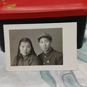 胸佩毛主席像章夫妻合影老照片