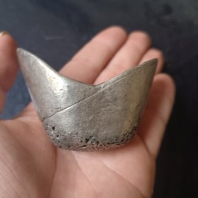 一个银锭造型的，元宝，用磁铁吸吸不住，但不是银的，材质比较硬，应该是白铜或者其他合金的，重约，253克