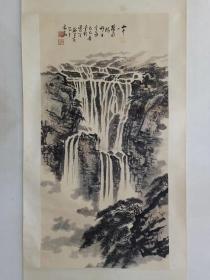 保真书画，爱新觉罗.毓崟（毓君彦）山水画一幅，原装裱镜心，清代惇亲王奕誴之曾孙，清宫廷画派，自幼师从伯父溥心畬学画，深得溥氏风神，尺寸95×48.5cm，原装裱镜心。