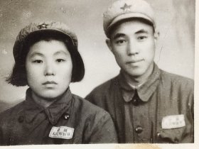 解放初中国人民解放军美女女兵女军官女军人与帅哥着50式军装合影照片
