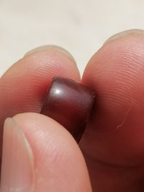 西周玛瑙珠子！俩颗合售，包浆浑厚水亮孔适合佩戴把玩！尺寸规格1.21cmx0.80cm1.11cmx0.76cm！