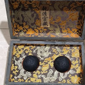 珍藏漆器盒内装沉香、画工精湛。尺寸如图，重约27g，
