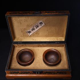 珍品旧藏收罕见角雕刻碗一对
造型精美  配老漆器盒
碗一个重350克  高7.5厘米  宽11厘米