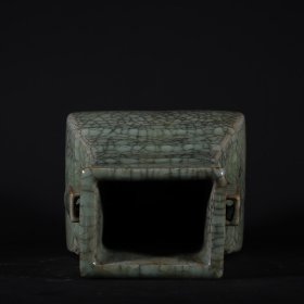 旧藏宋代官窑冰裂纹贯耳瓶