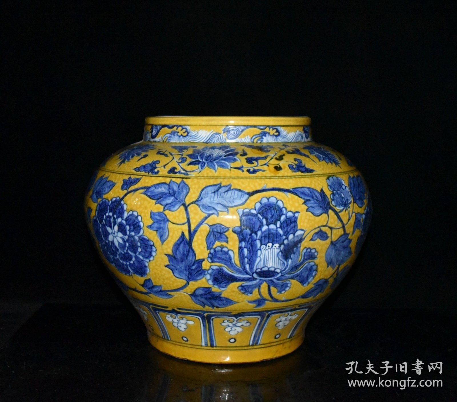 元代波斯文黄釉青花缠枝牡丹罐