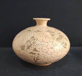 日本回流，剔花葡萄纹花瓶。有底款“古光”。有三处小窑裂如图，介意勿拍。口径5.5厘米，肚径18.5厘米，高14.5厘米。