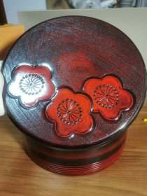 【全店清仓】树脂胎漆器茶仓一只，日本购回，树脂胎漆器，雕刻梅花图案，口径31高度11.5厘米，略有摩擦痕迹，里面有一个纪念款，看好拍不讲价不退换。