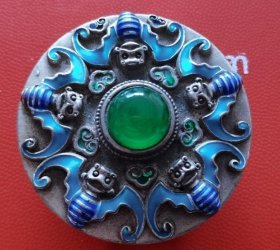 镶绿宝石珐琅彩银质扣件，五只蝙蝠浮雕，寓意五福临门，造型别致，美工一流。