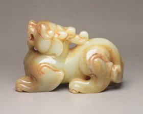 和田玉兽 规格: 6.3×4.0×2.6厘米 重 86克。 玉质温润细腻，沁色自然，刀功老道，皮壳包浆一流，雕刻生动，线条流畅，品相完美！